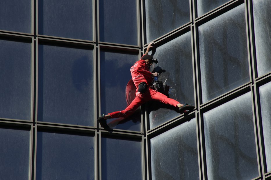 Fotografija: Francoski spiderman med vzponom na Tour Total v Parizu FOTO: Lucien Libert, Reuters
