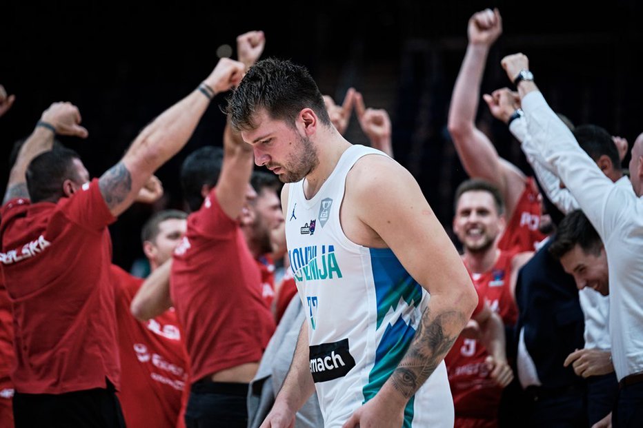 Fotografija: Luka Dončić je razočaran zapustil EP. FOTOGRAFIJI: FIBA
