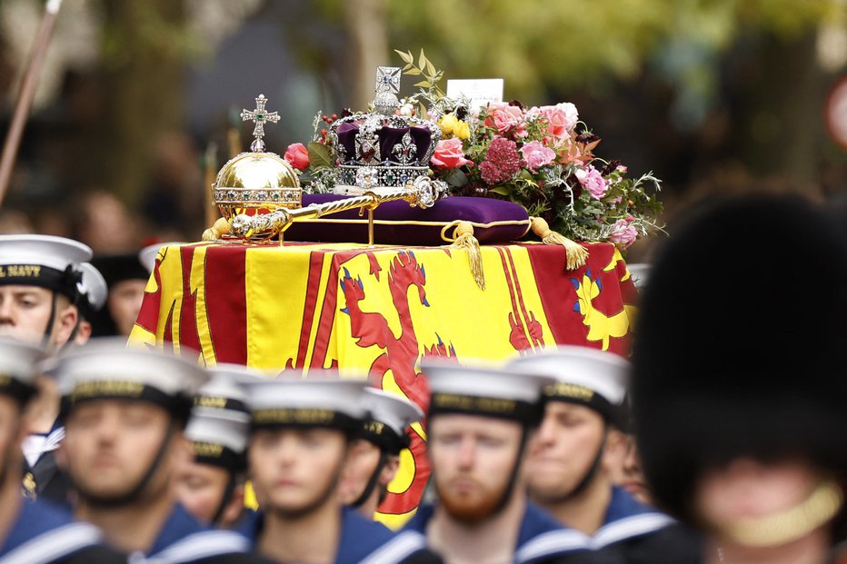 Fotografija: Glede na ocene naj bi si pogrebne slovesnosti prek televizijskih prenosov ogledalo več milijard ljudi. FOTO: Peter Cziborra Reuters
