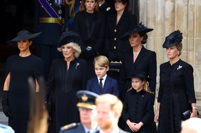 Vojvodinja Susseška, kraljica žena, valižanska princesa in grofica Wesseška ter princ George in princesa Charlotte so se sprevodu pridružili v opatiji. FOTO: Hannah Mckay/Reuters
