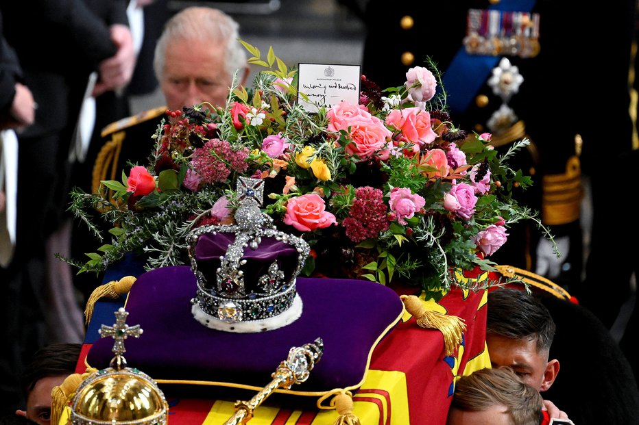 Fotografija: Krsto je poleg preostalega razkošja krasil venec s sporočilom Karla III. FOTO: Gareth Cattermole/Reuters
