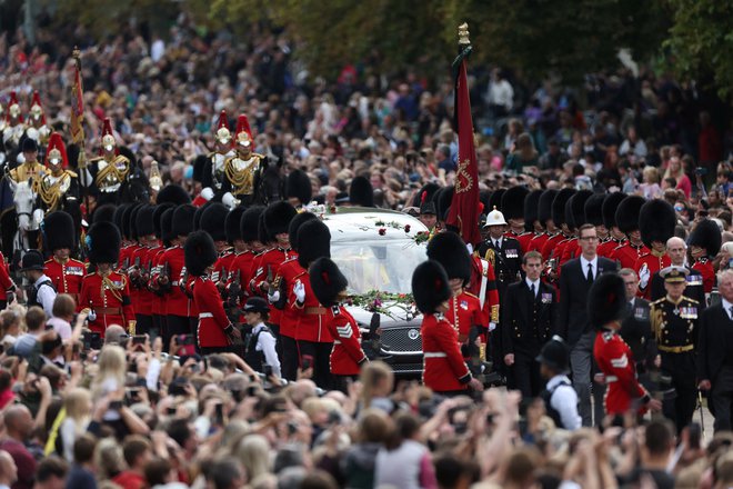 Tisoče podanikov je pisalo zgodovino tudi v Windsorju, ki je bil zadnji dve leti kraljičin dom. FOTO: Lee Smith/Reuters
