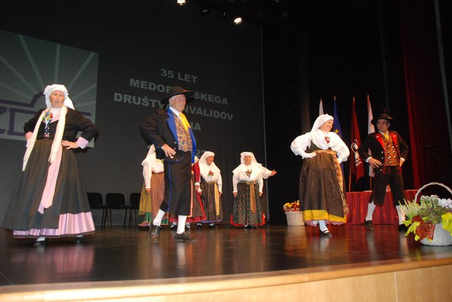 Folklorna skupina KD Kraški šopek je odplesala in zapela splet plesov in pesmi na temo vasovanja na Krasu. FOTOgrafije: Olga Knez
