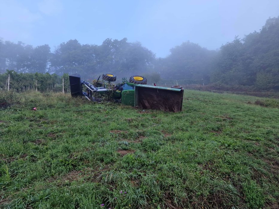 Fotografija: Pri prevračanju traktorja je voznik padel iz kabine. FOTO: PGD Steklarna Rogaška Slatina
