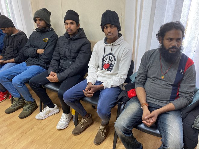 Skupina sedmih državljanov Sri Lanke, ki so bili v ruskem ujetništvu. FOTO: Stringer Reuters
