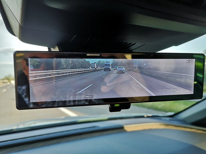 Dogajanje za avtomobilom lahko spremljate tudi prek kamere.
