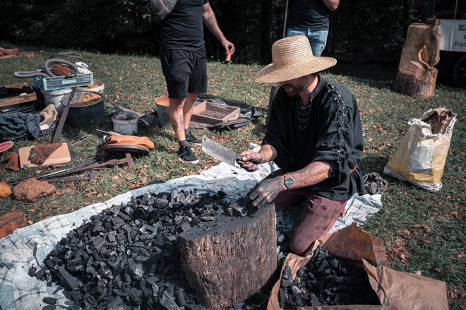 Timotej Kruška je pripravil oglje za talilno peč. FOTO: Lavričeva koča na Gradišču
