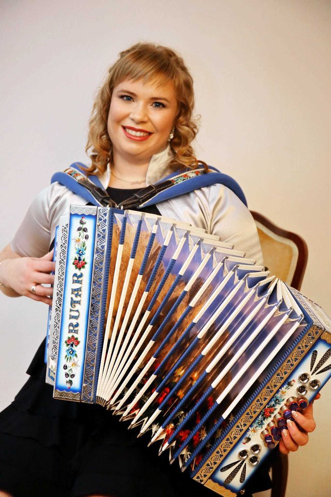 Vodja ansambla je harmonikarka Anja Borovinšek.
