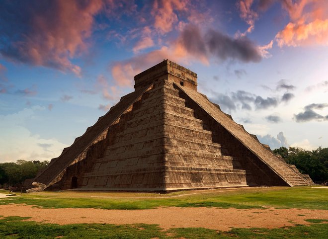 Piramida El Castillo v Chichén Itzi v Mehiki

Foto: Getty images
