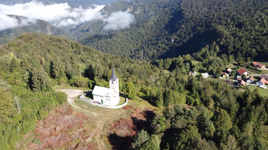 Fotografija: Cerkev stoji na vrhu, petnajst minut hoje iz vasi. Fotografije: Janez Mihovec
