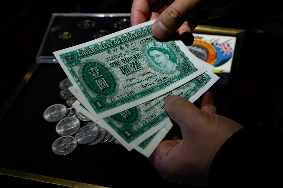Fotografija: Še nekaj časa bodo tiskali bankovce z njeno podobo. FOTO: Tyrone Siu, Reuters
