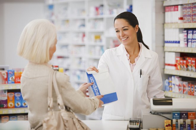 O uporabi zdravil brez recepta ter izdelkov za nego in ohranjanje zdravja svetujejo tudi farmacevtski tehniki. FOTO: Tom Merton, Getty Images

