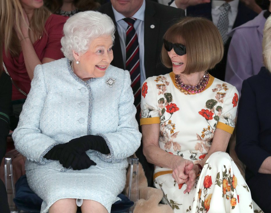 Fotografija: Bila je prva monarhinja, ki se je udeležila revije na londonskem tednu mode in sedela zraven Anne Wintour. FOTO: Reuters
