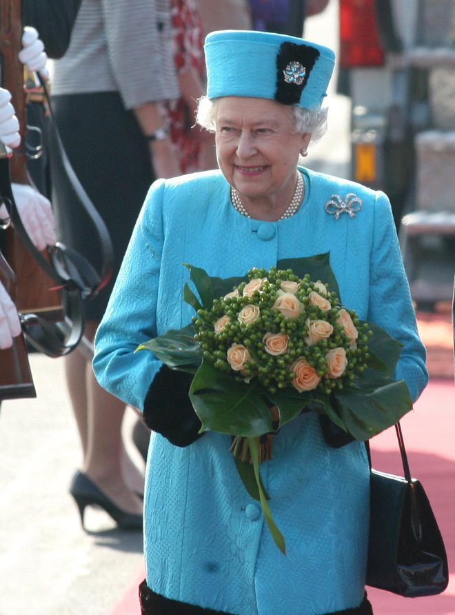 Kraljica Elizabeta II. je s harmoničnim videzom od glave do pet navdušila na vsakem dogodku, tudi v Sloveniji ni bilo nič drugače. FOTO: DEJAN JAVORNIK
