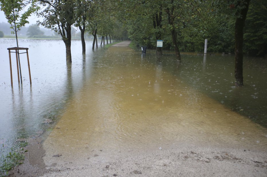 Fotografija: Poplave so pred dnevi zajele tudi Ljubljano. FOTO: Jože Suhadolnik
