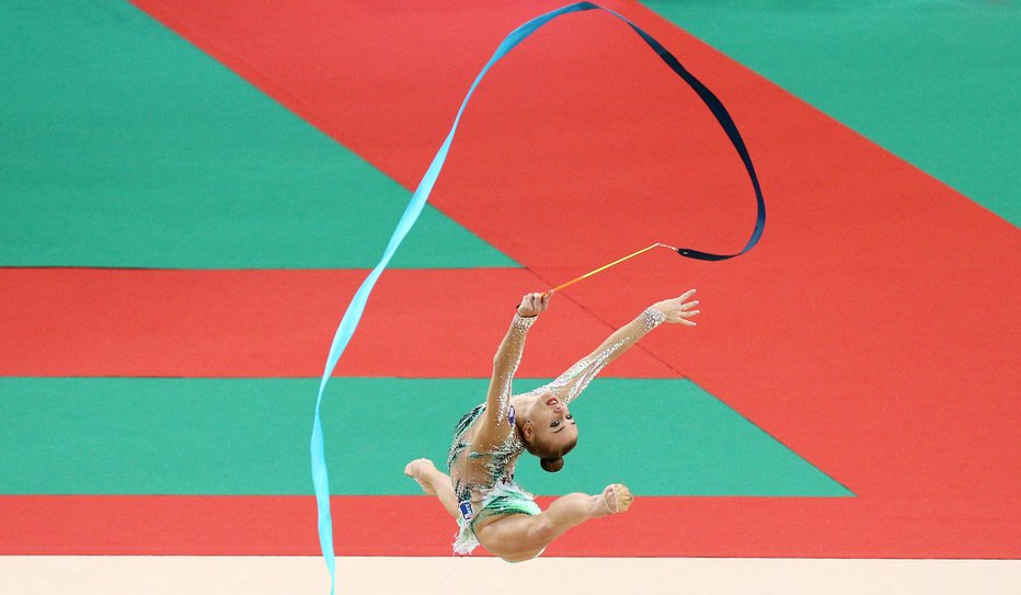 Fotografija: Jekaterina Vedenejeva je na svetovnem prvenstvu svojo odličnost v vaji s trakom kronala z bronastim odličjem. FOTO: Spasijana Sergijeva/Reuters

