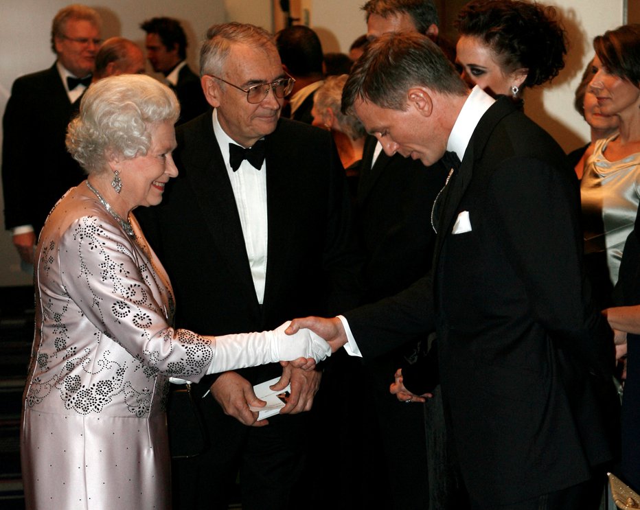 Fotografija: James Bond je bil v službi britanske kraljice, ki je bila tudi v resnici precejšnja oboževalka franšize. FOTO: Stephen Hird/Reuters
