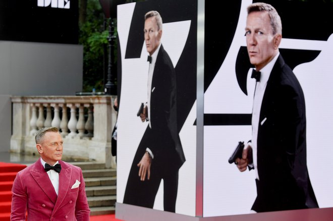 Daniel Craig je bil za Bonda precej kontroverzna izbira zaradi svetlih las in mišičastega, robustnega videza. FOTO: Toby Melville/Reuters

