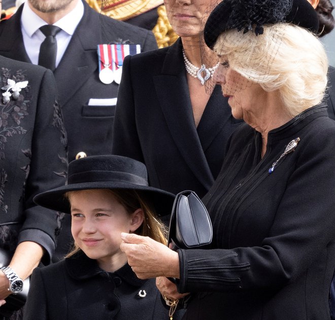 Camilla, kraljica spremljevalka, naj bi okarala princeso Charlotte, nato pa še njeno mamo, naj jo umiri. FOTO: Phil Harris, Pool Via Reuters
