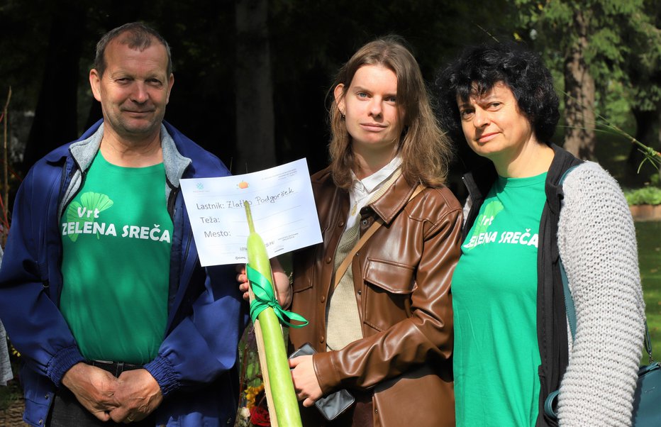 Fotografija: Podgorškovi iz Stogovcev, Vrtnarstvo Zelena sreča, ima še vedno slovenski rekord za najdaljšo bučo. FOTOGRAFIJE: Jože Miklavc
