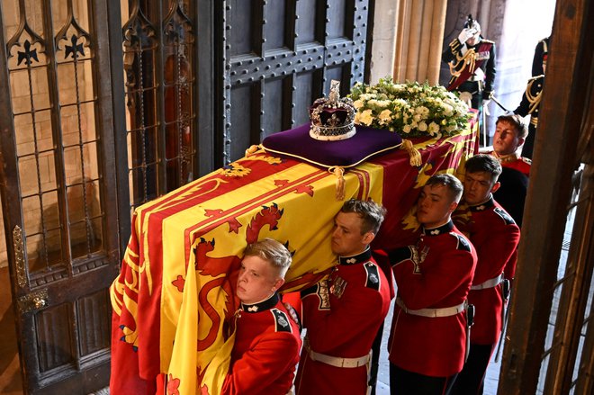 Vaje so potekale v strogi tajnosti, eden od vojakov o svoji vlogi na kraljičinem pogrebu ni povedal niti staršem. FOTO: OLI SCARFF, Reuters
