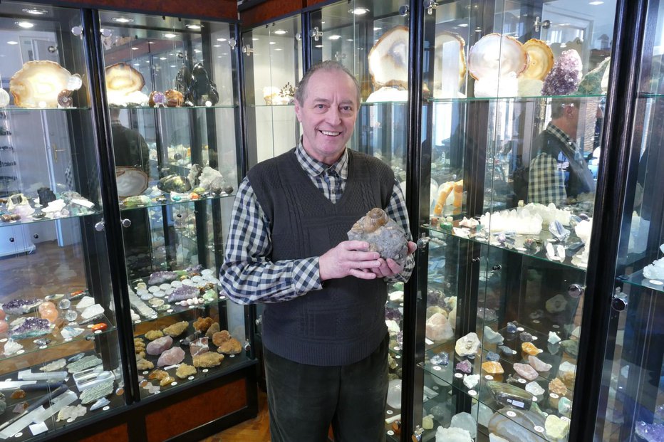 Fotografija: Vili Rakovc je strasten zbiralec fosilov in mineralov. FOTOGRAFIJE: Primož Hieng
