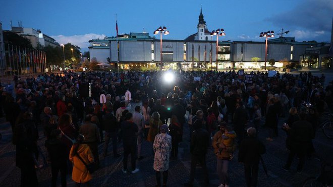 Ob 19. uri se je na Trgu republike začel tudi shod za javno RTV Slovenija. FOTO: Črt Piksi, Delo
