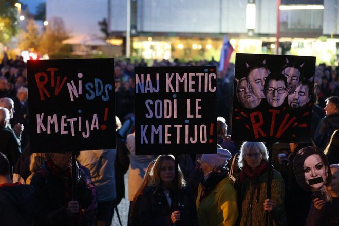 Fotografija: Ob 19. uri se je na Trgu republike začel tudi shod za javno RTV Slovenija. FOTO: Črt Piksi, Delo

