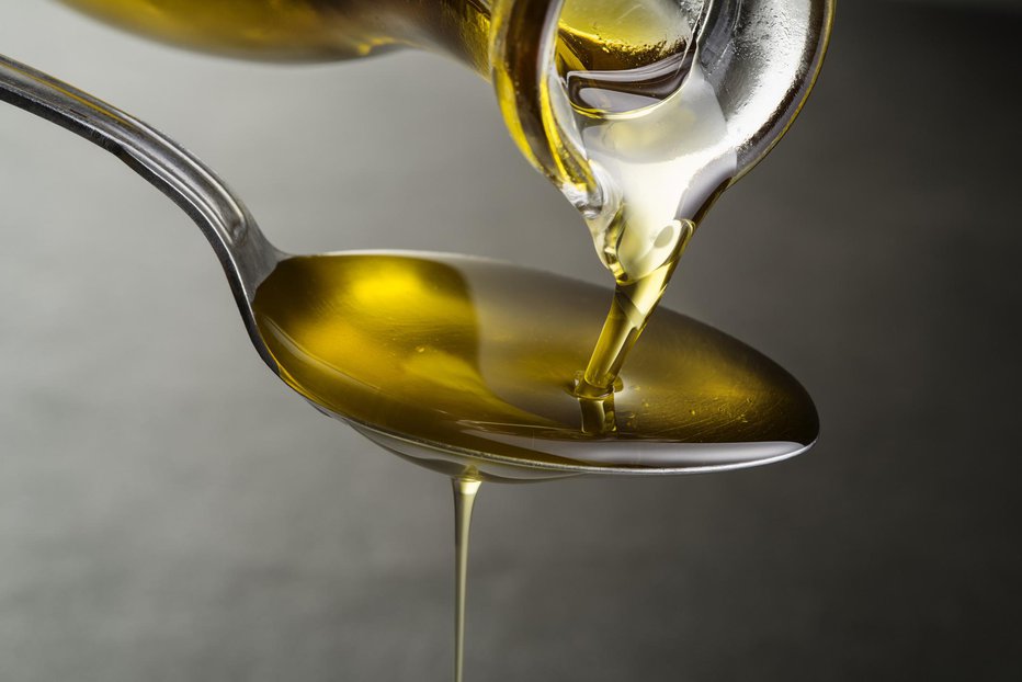 Fotografija: Olivno olje je učinkovito naravno čistilo. FOTO: Dulezidar, Getty Images
