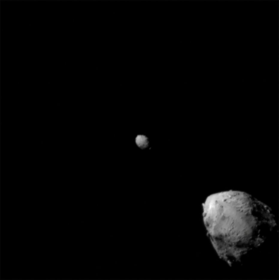 Fotografija: Zadnji skupni pogled na asteroid Didymos in njegovo luno, asteroid Dimorfos, približno 2,5 minute pred trkom s sondo Dart. FOTO: Nasa, Via Reuters
