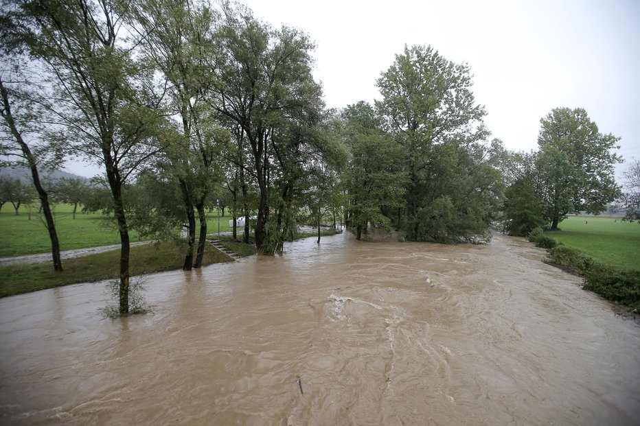 Fotografija: Pred dnevi so poplave zajele tudi Polhov Gradec. FOTO: Jože Suhadolnik
