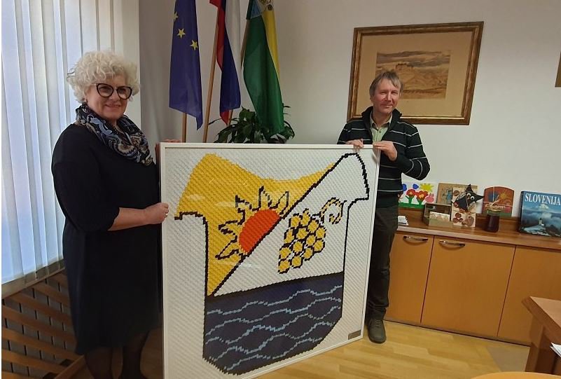 Fotografija: Grb občine Gornja Radgona je izdelala Romana Hrga, izročila ga je županu Stanku Rojku. Foto: Oste Bakal
