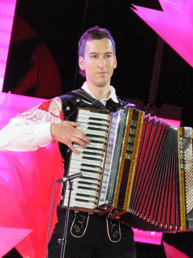 Luka Žitnik je vodja in harmonika Cik-Cak kvinteta.
