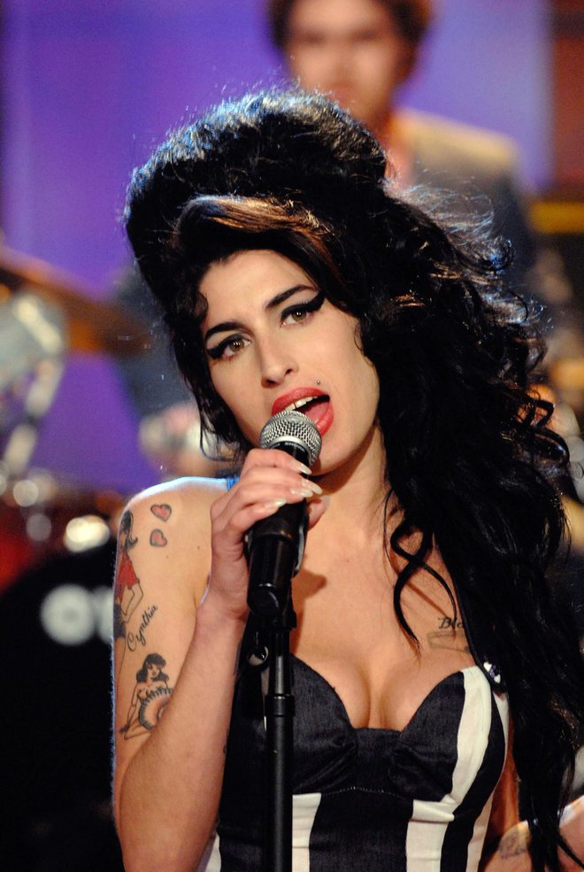 Amyjin pasijon

Leta 2015 je štiri leta po smrti Amy Winehouse izšel dokumentarni film, ki je prikazal legendarno pevko, ki je bila vse življenje velika uganka. Peti je začela, ker se ni mogla poistovetiti z nobeno moderno glasbo, a je ves čas trdila, da ne ve, ali bi lahko preživela slavo. Dokumentarni film je težko gledati, saj prikaže vse njene težave, od samopoškodovanja do motenj hranjenja in zlorabe drog.

