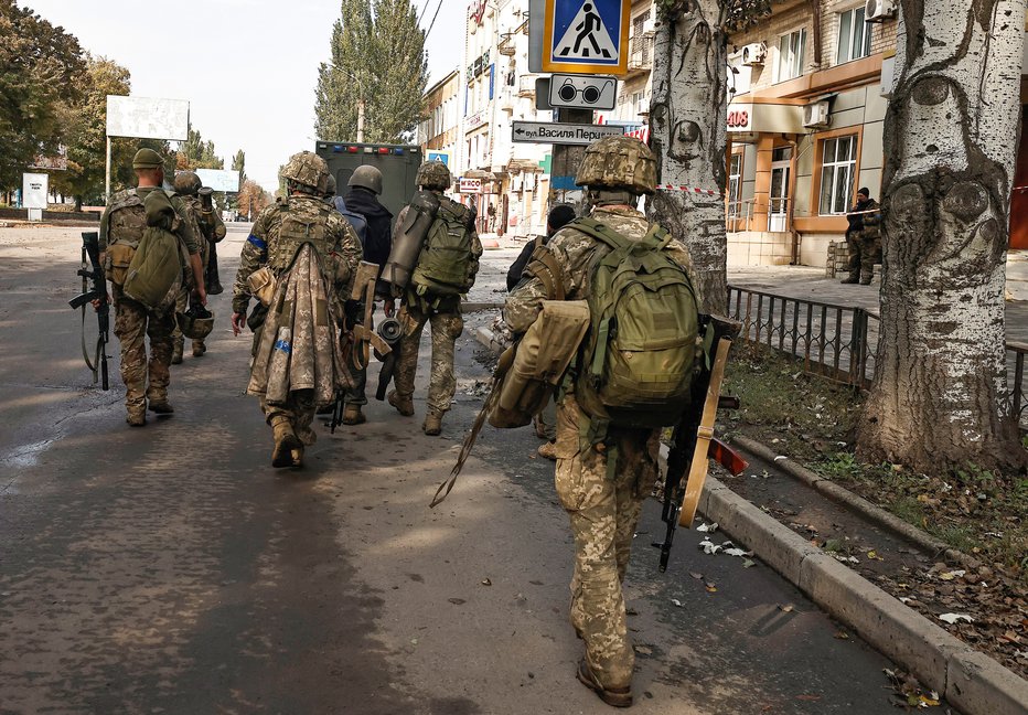 Fotografija: Iz obrambnega ministrstva v Kijevu so potrdili, da njihove sile že vstopajo v Liman. FOTO: Zohra Bensemra, Reuters
