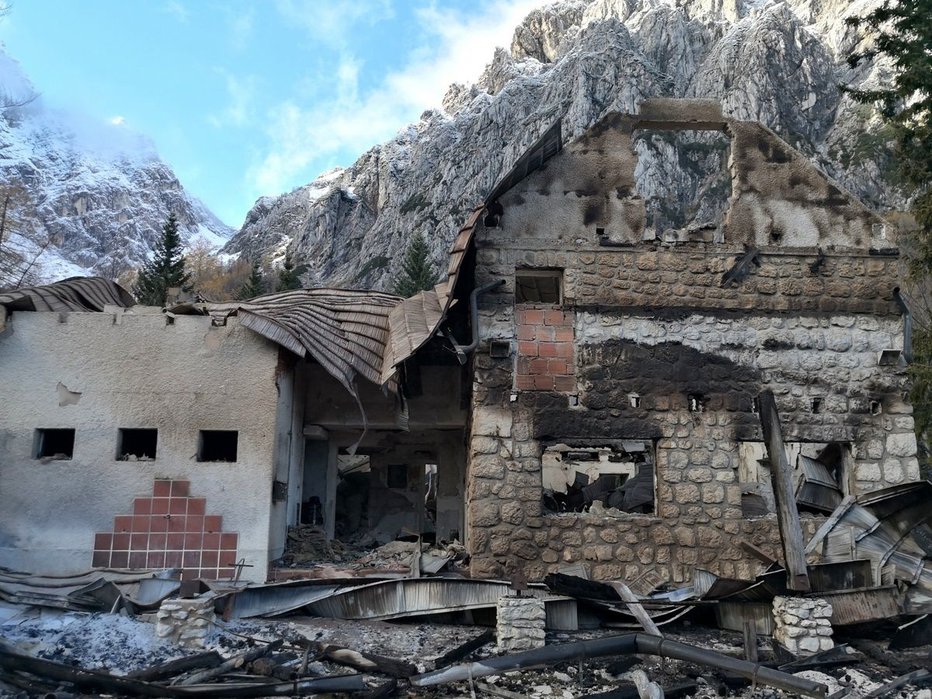 Fotografija: Frischaufov dom je zgorel pred tremi leti. FOTO: PD Celje Matica

