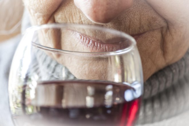 Alkohol med drugim povečuje tveganje za dehidracijo, zato se mu velja izogibati. FOTO: Carlotoffolo/Getty Images
