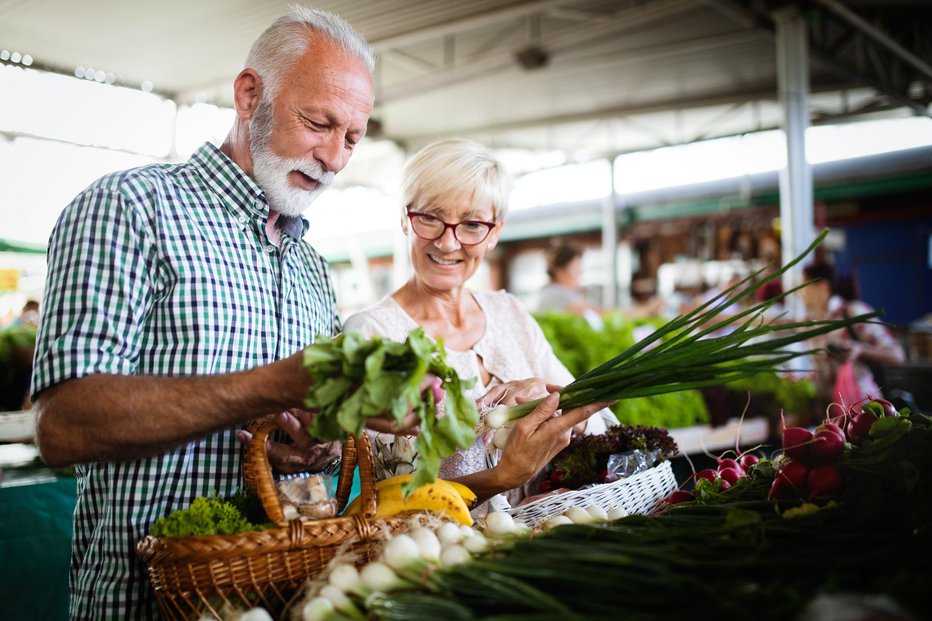 Fotografija: Starejši odrasli naj uživajo čim bolj raznoliko, svežo, sezonsko in lokalno izbrano hrano. FOTO: Nd3000/Getty Images

