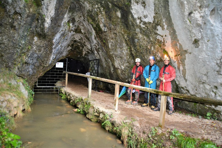 Fotografija: Trije preboldski jamarji pred vhodom v jamo ob nedavnem dogodku
