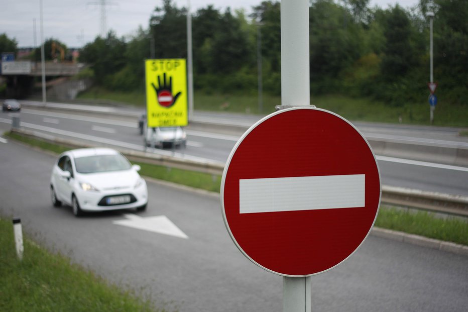Fotografija: Celjski policisti so ustavili voznici, ki sta vozili v napačno smer. FOTO: Leon Vidic
