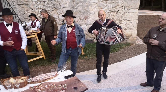 Gospodar, župan, je vzel meh v roke, prva pevca sta nekdanji župan in gospodar trte Jože Levstek (na desni), ob njem Slavko Rus in Nande Šilc.
