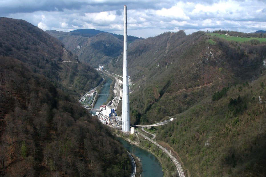 Fotografija: Najvišja zgradba oziroma gradnja v Sloveniji je dimnik pri Termoelektrarni Trbovlje. Visok je 360 metrov, zgrajen pa je bil leta 1976. Je najvišji objekt, ki je bil kadar koli postavljen v Sloveniji. Sicer pa je to najvišji dimnik v Evropi in sedmi najvišji na svetu. Septembra 2014 je bil blok 4 dokončno zaustavljen, začela se je njegova demontaža, dimnik pa je ostal. Kot spomin in opomin. Foto: wikipedia.org
