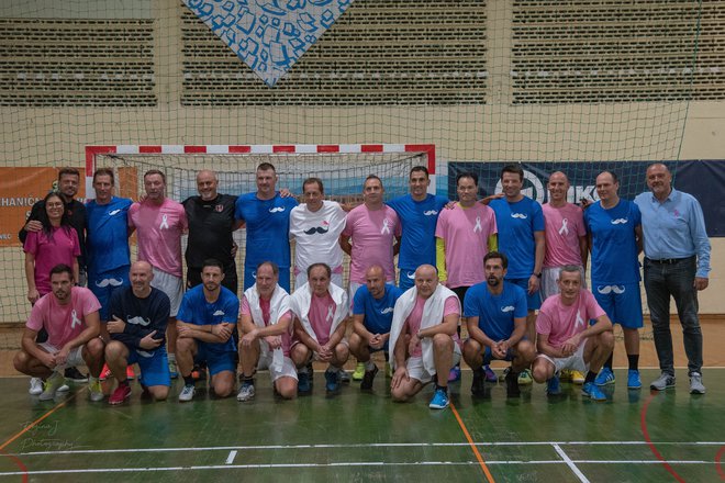Ekipi članov NK Radeče Muflon in diamantne nogometne generacije sta odigrali tekmo v dobrodelni namen.
