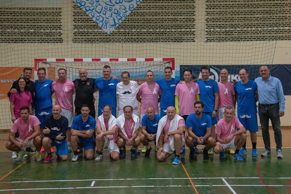 Fotografija: Ekipi članov NK Radeče Muflon in diamantne nogometne generacije sta odigrali tekmo v dobrodelni namen.

