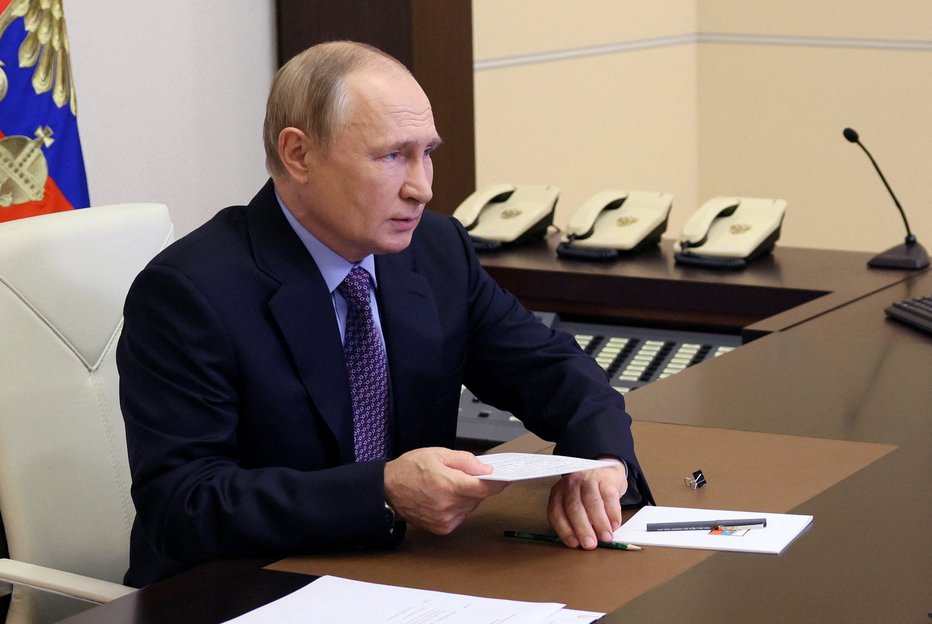Fotografija: Vladimir Putin med včerajšnjim sestankom. FOTO: Sputnik Via Reuters
