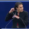 Evropska poslanka med govorom prijela škarje in si odstrigla šop las (VIDEO)
