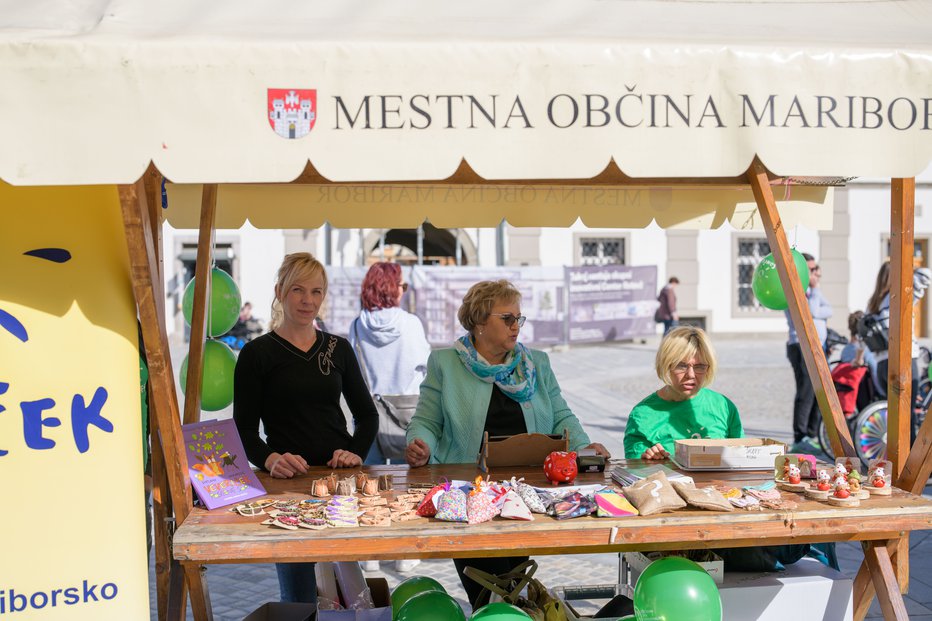 Fotografija: Izdelke varovancev, vključenih v Varstveno-delovni center Maribor, prodajajo na prireditvah ter v dobrodelni trgovini v Vetrinjski ulici. FOTOGRAFIJE: Mediaspeed.net
