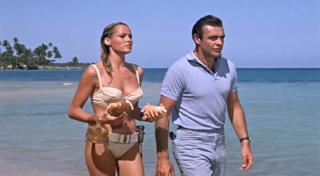 Sean Connery in Ursula Andress
Švicarska igralka in manekenka je s svojim bikinijem v filmu Dr. No spremenila filmsko zgodovino. Igrala je odločno iskalko školjk Honey Ryder, ki je s povsem samosvojim značajem utrla pot drugim dekletom v Bondovih filmih. To je bil tudi eden zgodnejših trenutkov, da je bilo takšno kopalno oblačilo prikazano na filmskem platnu, saj se je prej zdelo preprosto preveč pohujšljivo.
