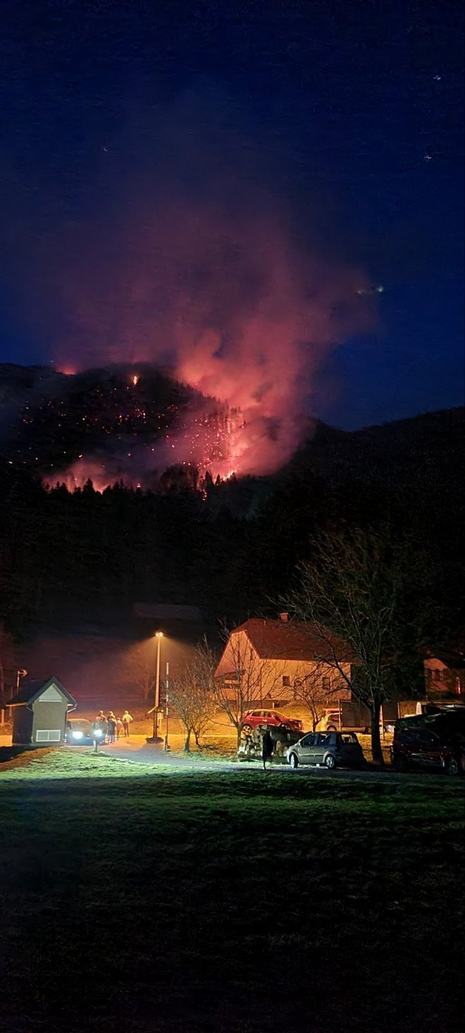 Ogenj je peklensko zaplesal tik nad naseljem. FOTO: Gars Kranj
