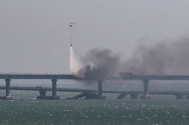 Helikopter med gašenjem požara. FOTO: Stringer, Reuters
